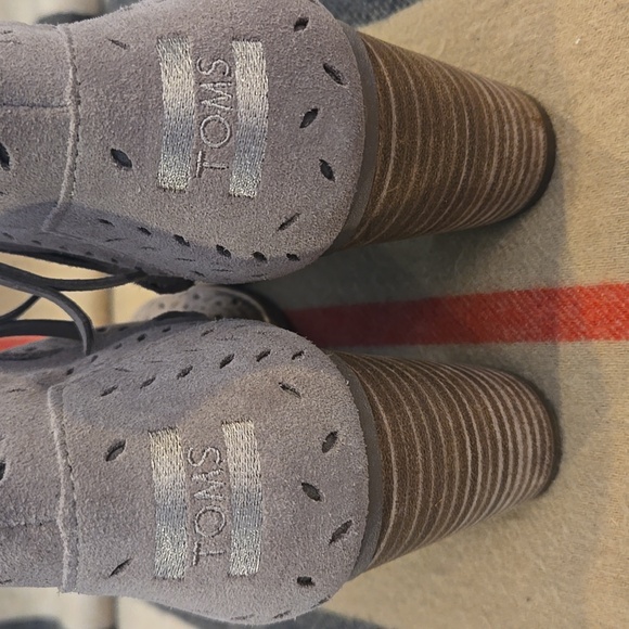 Toms Majorca Peep Toe Stucco  Perforated Bootie Sz 9 NWOT - Picture 2 of 7